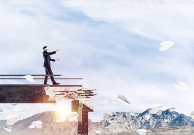 İşadamı blindfolded yürüyüş 