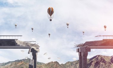 Balonlar arasında yüksek dağlar ve Clear gökyüzü arka plan üzerinde uçan ile kırık beton köprü. 