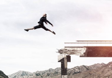 Kadın kocaman bir boşluk atlama