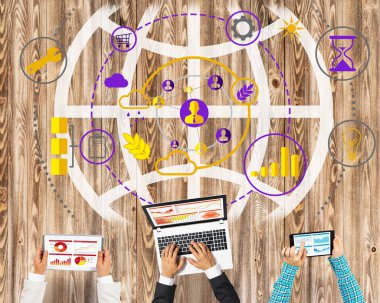 Ellerinde cihazlar bulunan üç kişilik bir grup iletişim ve ağ oluşturma sembolü olarak birlikte çalışıyor.