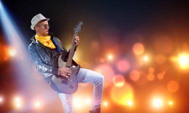 Sahne ışıkları gitar ile rock müzisyeni genç adam