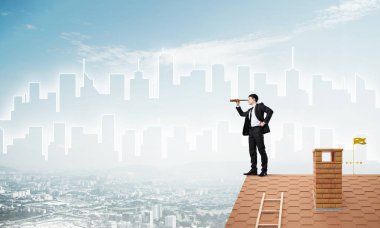 işadamı Çatının kenarında elbiseli