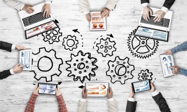 Bir grup insan elinde aygıtlarla