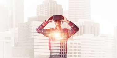 Sanal gerçeklik kulaklığı olan adam. 