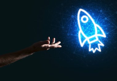 Koyu arkaplanda parlayan roket simgesi ve insan eli