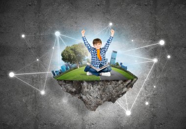 yüzen ada ve mutlu çocuk