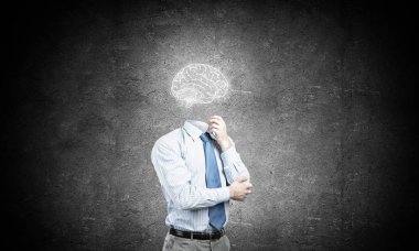 Kafası yerine beyni olan yüzü olmayan bir iş adamı.