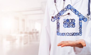 Bir kadın doktor ev veya ev dişli işaret avucunda gösteren el