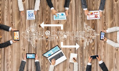 Bir grup insan elinde aygıtlarla