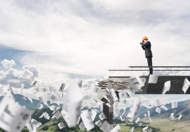 Genç takım elbise ve kask mühendisi