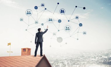 adam çatıda sırt ile ayakta 