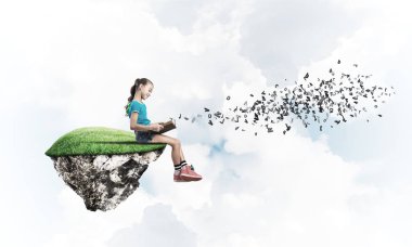 Kitap okuma gökyüzünde yüzen ada tatlı gülümseyen genç kızı