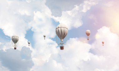 Üzerinde mavi bulutlu gökyüzü uçan renkli aerostats. 3D render.