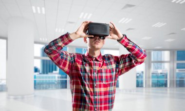 Sanal gerçeklik kulaklığı olan adam. 