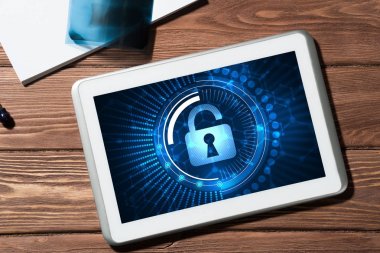 Doktorların çalıştığı yer beyaz tablet steteskop ve maskeyle