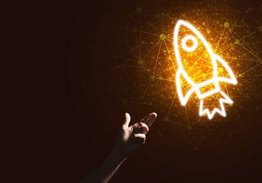 Koyu arkaplanda parlayan roket simgesi ve insan eli