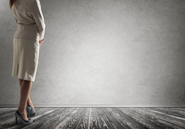 boş beton odada kendine güvenen iş kadını