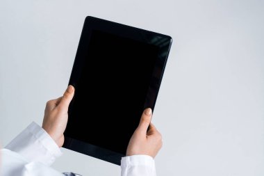 Tablet pc aygıtı doktorun elinde boş ekran ile