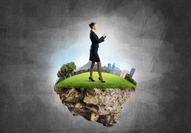 Yeşil yüzen ada üzerinde duran işkadını