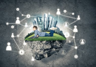 yüzen ada ve mutlu çocuk