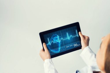Doktorun ellerinde ilaç arayüzü ekranı olan tablet pc aygıtı