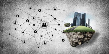 Beton zemin üzerinde çimen ve şehir manzarası olan güzel küçük bir ada.