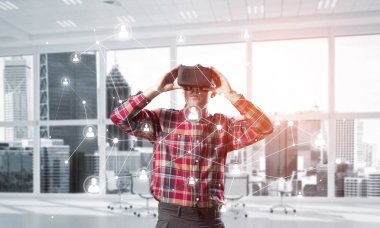 Sanal gerçeklik kulaklığı olan adam. 