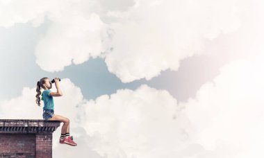 Dürbünle bakan, okul çağındaki sevimli kız çatıyı inşa ediyor.