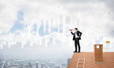 işadamı Çatının kenarında elbiseli