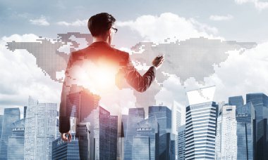 Cityscape arka plan karşı elinde kalem ile zarif işadamı çift pozlama