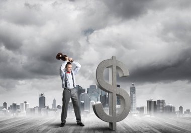 Modern şehir manzarasına karşı kararlı bankacı adam. Dolar betonu kırıyor.