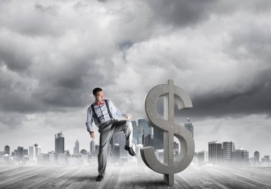 Çağdaş şehir manzarasına karşı kararlı bankacı. Dolar çimento kırma figürü.