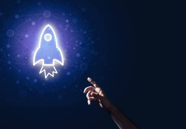 Koyu arkaplanda parlayan roket simgesi ve insan eli