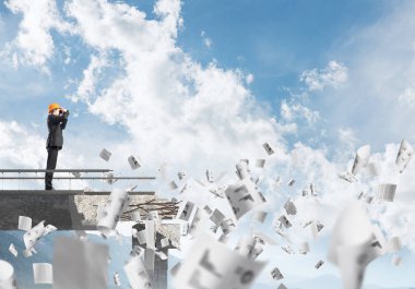 Genç takım elbise ve kask mühendisi