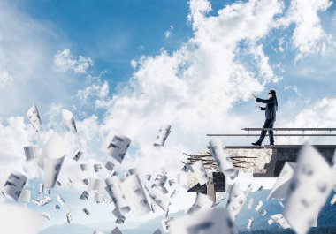 İşadamı blindfolded yürüyüş 