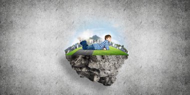 yüzen ada ve mutlu çocuk