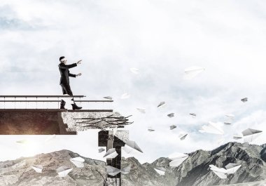 İşadamı blindfolded yürüyüş 