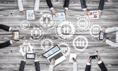 Bir grup insan elinde aygıtlarla