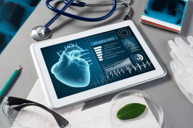 Beyaz tablet pc ve doktor araçları 