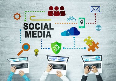 Ellerinde cihazlar bulunan üç kişilik bir grup iletişim ve ağ oluşturma sembolü olarak birlikte çalışıyor.