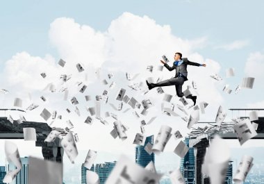 işadamı boşluğu atlama