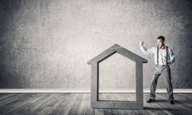 Kararlı iş adamı yumruğunun beton figüründen kurtulacak.