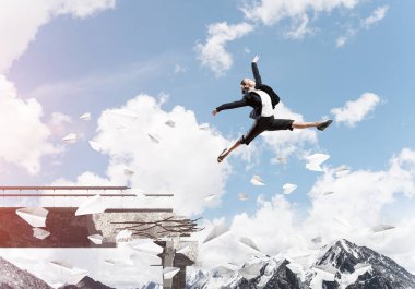 Kağıt uçan arasında köprü boşluğu üstünden atlayarak işkadını zorlukların üstesinden sembolü olarak uçak. Gökyüzü arka plan üzerinde güneş ışığı ve doğa manzaralı. 3D render.