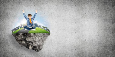 yüzen ada ve mutlu çocuk