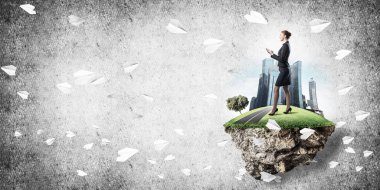 Yeşil yüzen ada üzerinde duran işkadını