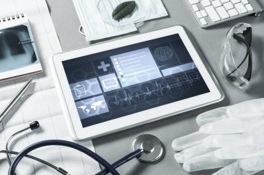 Beyaz tablet pc ve doktor araçları 