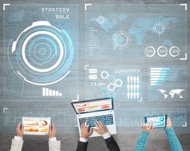 Ellerinde cihazlar bulunan üç kişilik bir grup iletişim ve ağ oluşturma sembolü olarak birlikte çalışıyor.