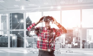 Sanal gerçeklik kulaklığı olan adam. 