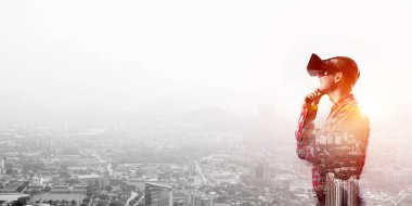 Sanal gerçeklik kulaklık veya cityscape arka plan üzerinde 3d gözlük ile genç adam çift pozlama