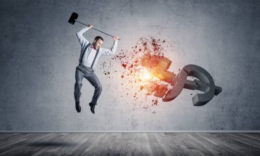 Bankacı adam Doları incir kırma boş beton odada tespit